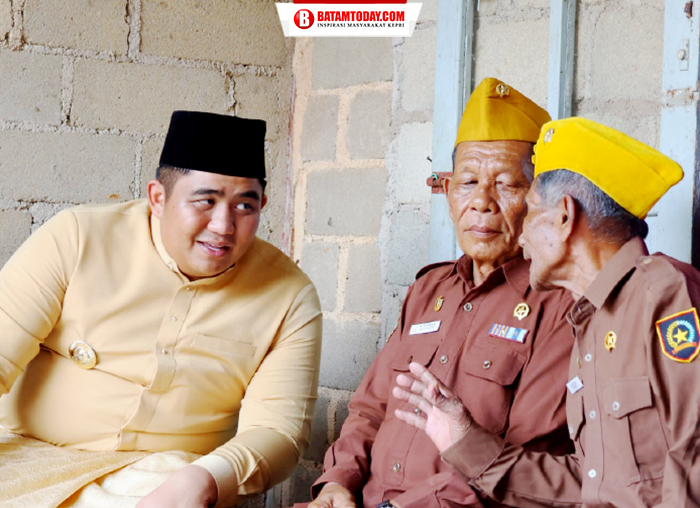 Bupati Bintan, Roby Kurniawan saat berbincang dengan sejumlah veteran